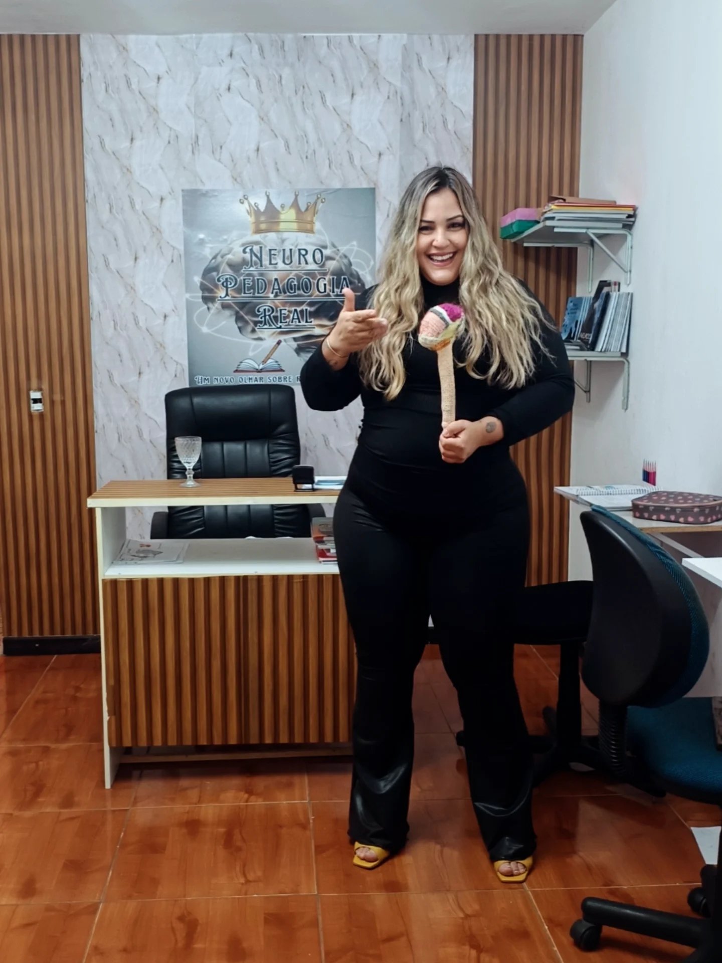 Profissional de educação em um ambiente acolhedor